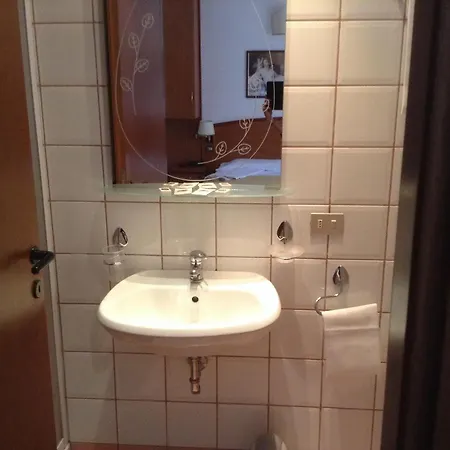 מלון Saini With Air Conditioning 3*