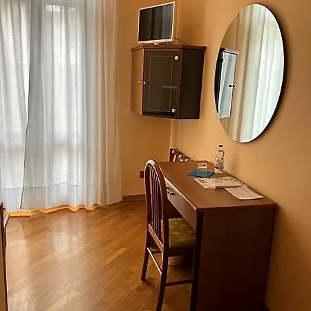 Saini With Air Conditioning 3* ستريزا
